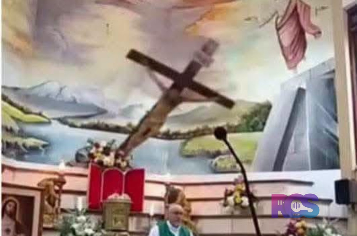 Padre morre após ser atingido por cruz de madeira durante missa em Guayaquil, no Equador