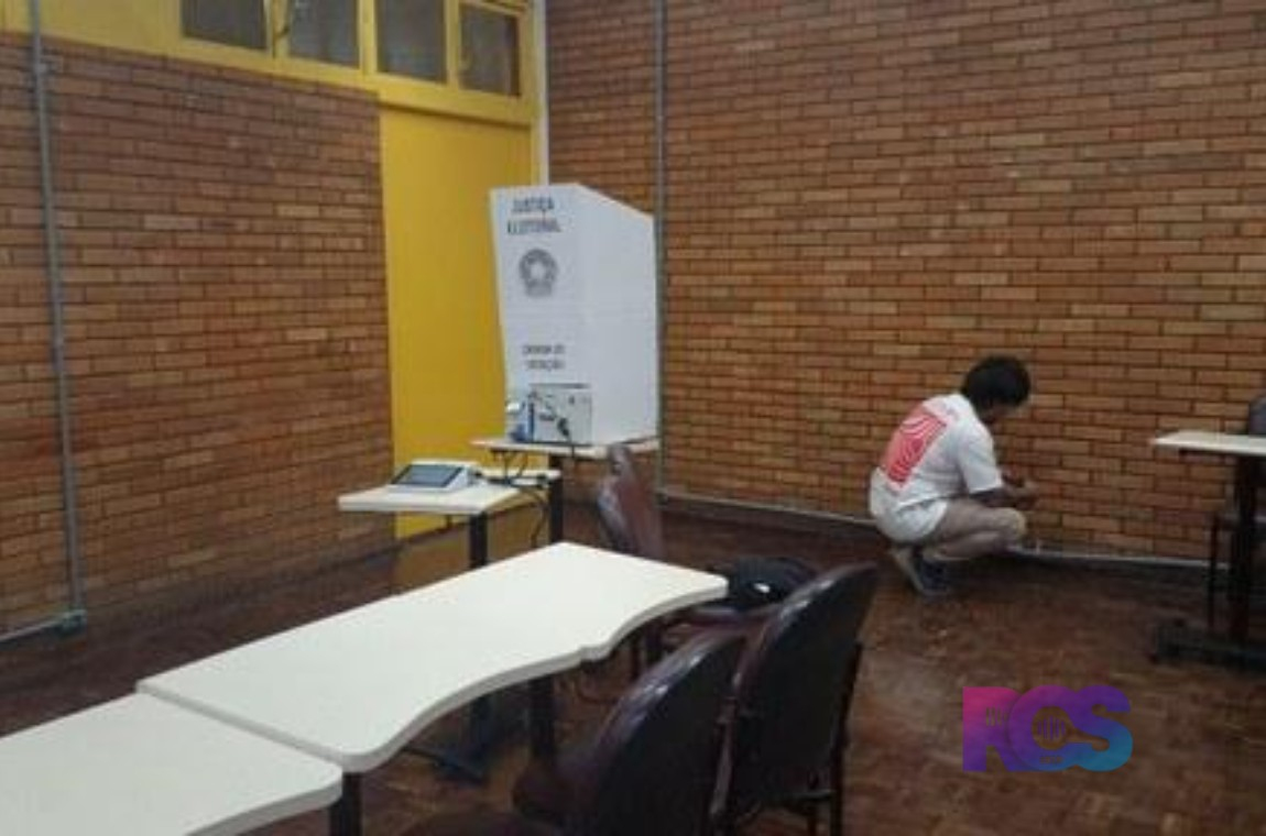 Urnas utilizadas no segundo turno das Eleições 2026 são distribuídas na manhã deste sábado (24)