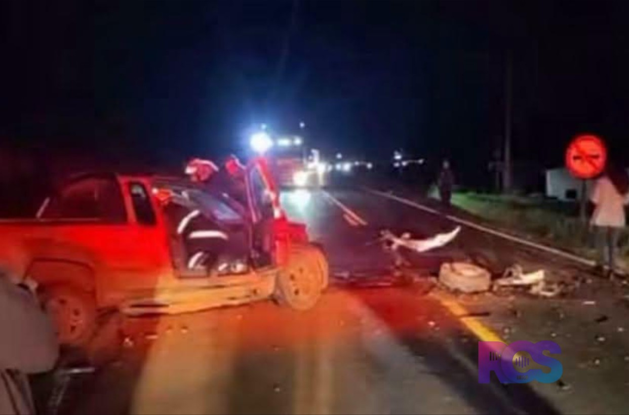 Veículo da saúde de Boa Esperança do Iguaçu se envolve em colisão frontal na PR-158; quatro pessoas ficaram gravemente feridas.