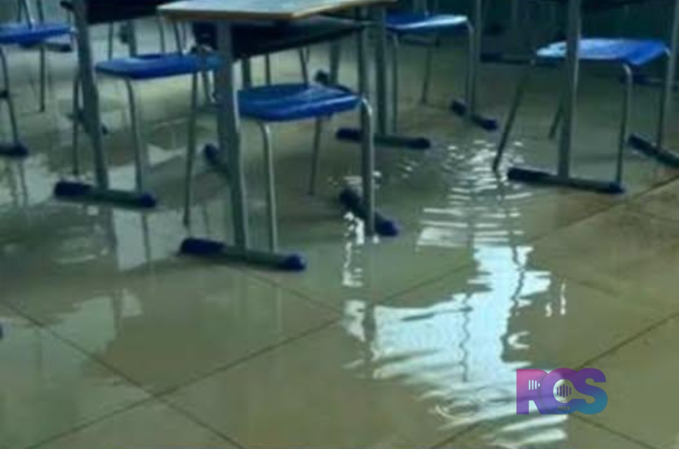 Ventania causa estragos em Barracão, destelha casas e alaga salas de aula